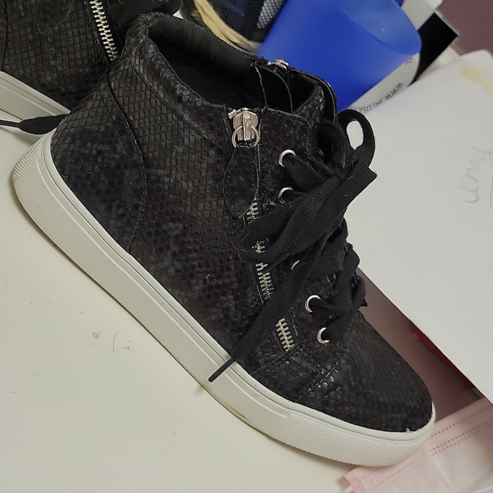Report high top sneaker